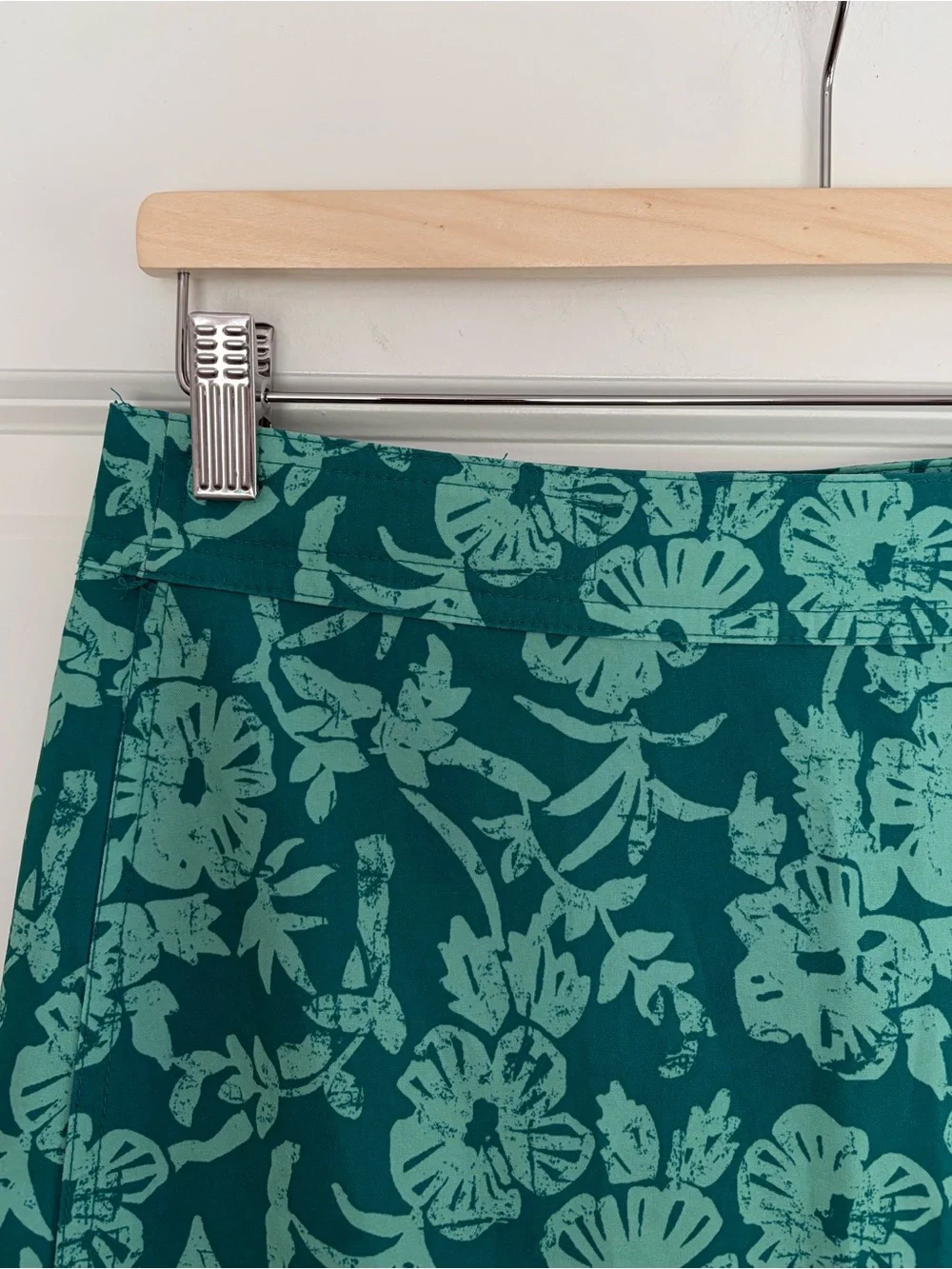 RipSkirt Hawaii Hibiscus Green Floral Wrap Skirt S Length 1 Batik Beach CoverUp